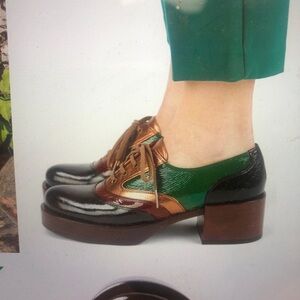 Women's Green and Brown Oxford Shoes with different box